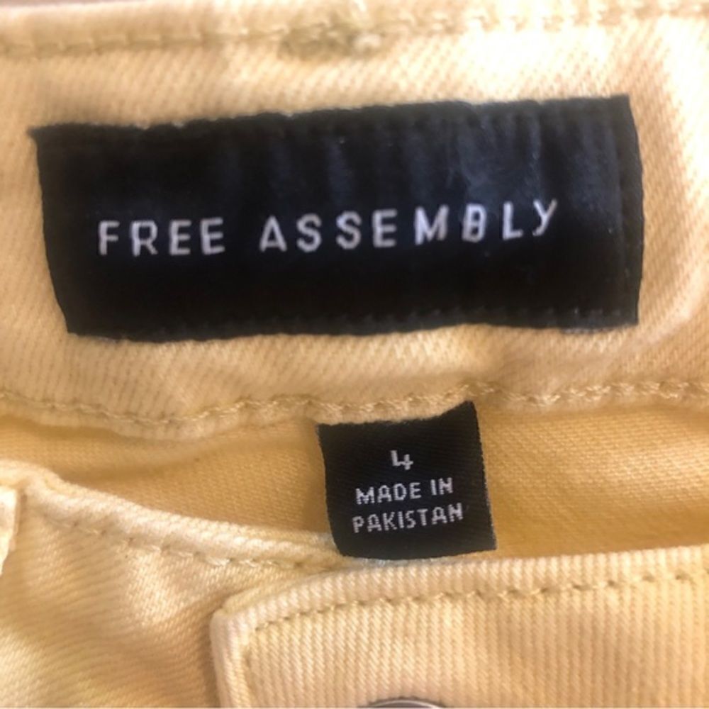 Free Assembly Yellow High Rise Denim 5 Pocket‎ Shorts Size 4 - Picture 3 of 5